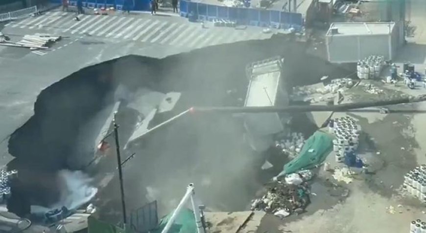 Metro inşaatının olduğu güzergahtaki kavşak çöktü! Dev çukur, caddeyi yuttu