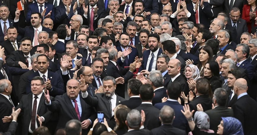 Meclis'te yemin kavgası. CHP'li Emir: Yemin tutanaklara geçmemiştir, geçersizdir