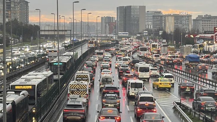 İstanbul’da 'kırmızı alarm': Trafik yoğunluğu yüzde 90’a ulaştı