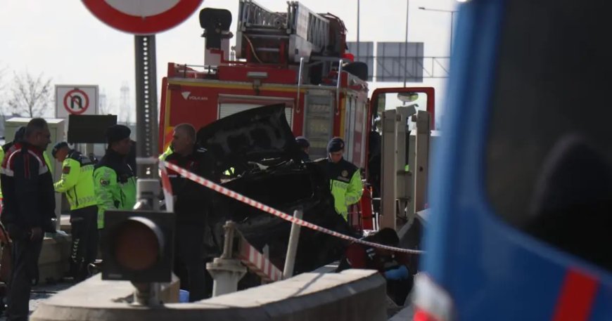 Kuzey Marmara Otoyolu'nda korkunç kaza. Gişelere çarpan araba alev aldı, sürücü öldü