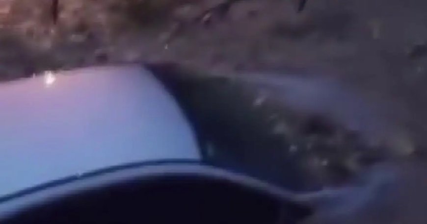 Sele teslim olan yollarda araçlar mahsur kaldı: Yaşanan zor anlar kamerada