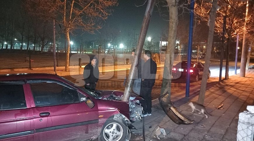 Demir direğe saplandı, hurdaya dönen araç sürücüsü kayıplara karıştı