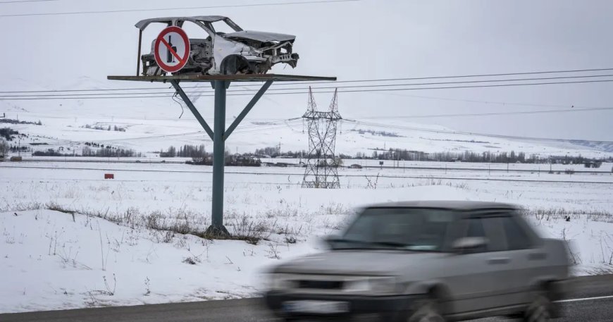 Yol kenarında sergilenen hurda araçlar trafikte farkındalık oluşturuyor