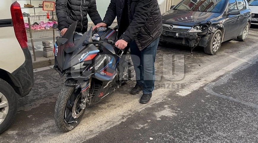 Çorlu'da ters yönden caddeye giren otomobille motosikletin çarpıştığı anlar kamerada