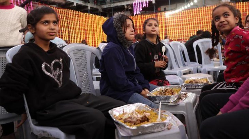 Gazze'deki Filistinliler, İsrail bombalarının sesleri olmadan ilk iftarını açtı