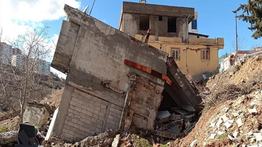 Adıyaman'da 2 katlı bina büyük bir gürültü ile çöktü