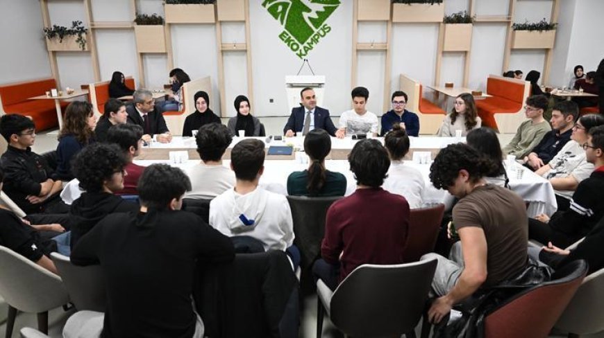 Bakan Kacır, ilk iftarını TÜBİTAK Fen Lisesi öğrencileriyle yaptı