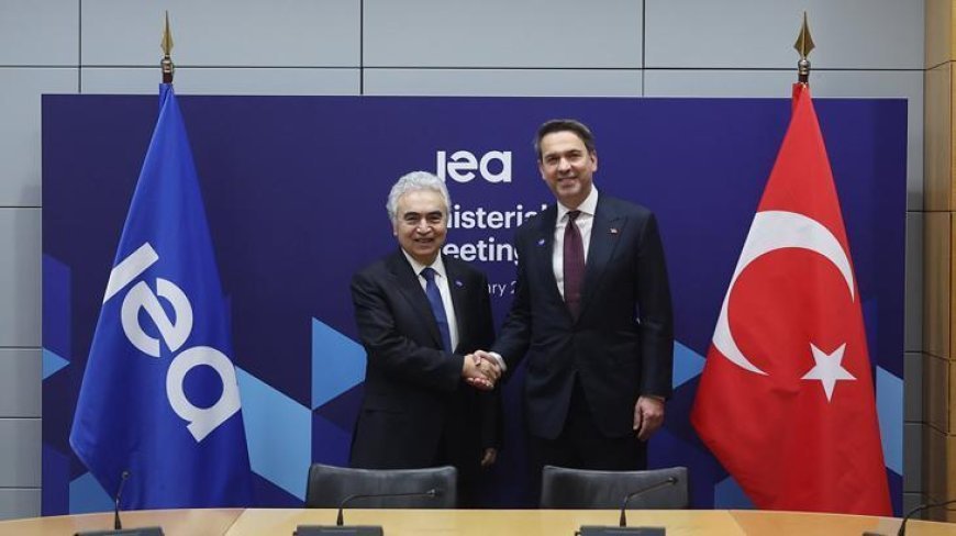 Bakan Bayraktar ve IEA Başkanı Birol, Paris'te Türkiye'nin enerji dönüşümü yol haritasını görüştü