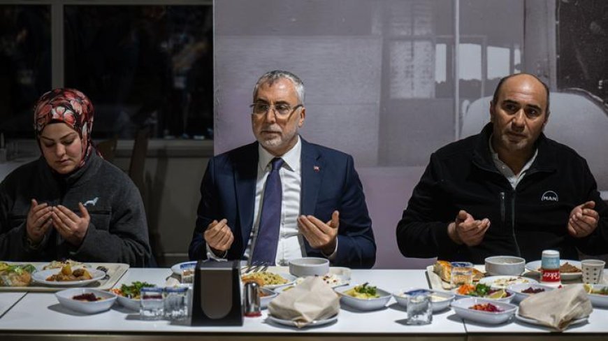 Çalışma ve Sosyal Güvenlik Bakanı Işıkhan, ilk iftarını fabrika işçileriyle yaptı