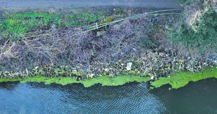 Elmalı Barajı'nın kıyısında çöp yığını