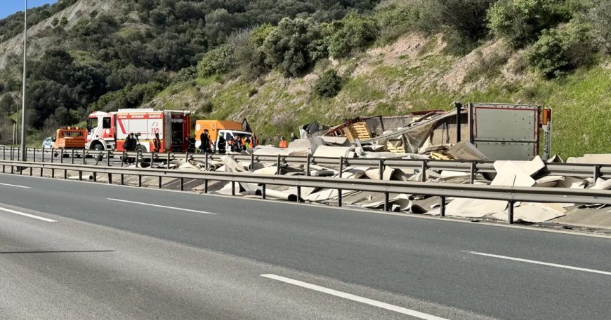 TEM'de TIR'lar çarpıştı