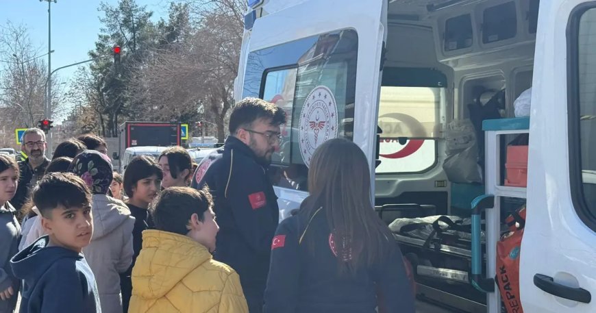 Cıvayla oynayan 18 öğrenci hastaneye kaldırıldı