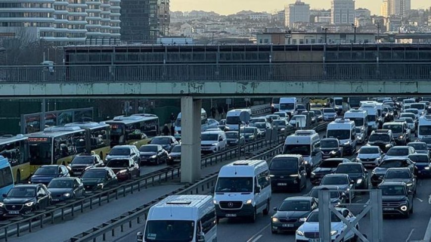 İstanbul'da iki yakada da trafik çilesi! Yoğunluk yüzde 85'i gördü