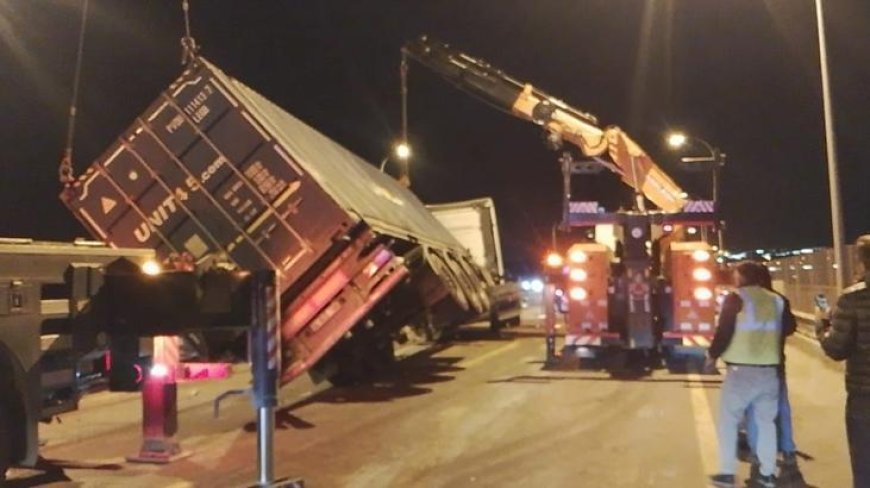 Büyükçekmece TEM Otoyolu'nda TIR devrildi; şoförü yaralandı