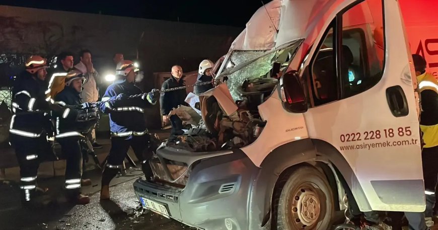 Park halindeki tıra çarptı. 2 ağır yaralı