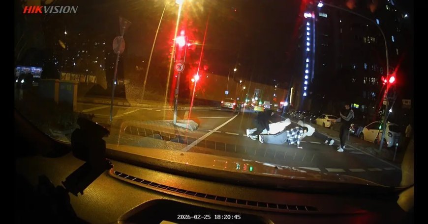 Kırmızı ışıkta yaya geçidinde şınav çektiler