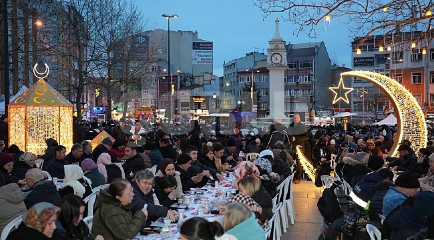 Binlerce Çorlulu Cumhuriyet Meydanı’nda İftarda Buluştu