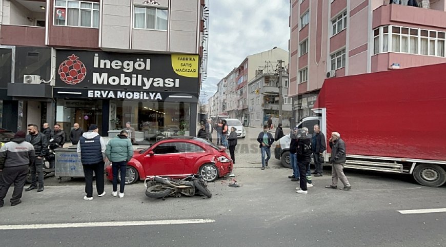 Motosiklet dönüş yapan kamyonete ve park halindeki otomobile çarpıp takla attı