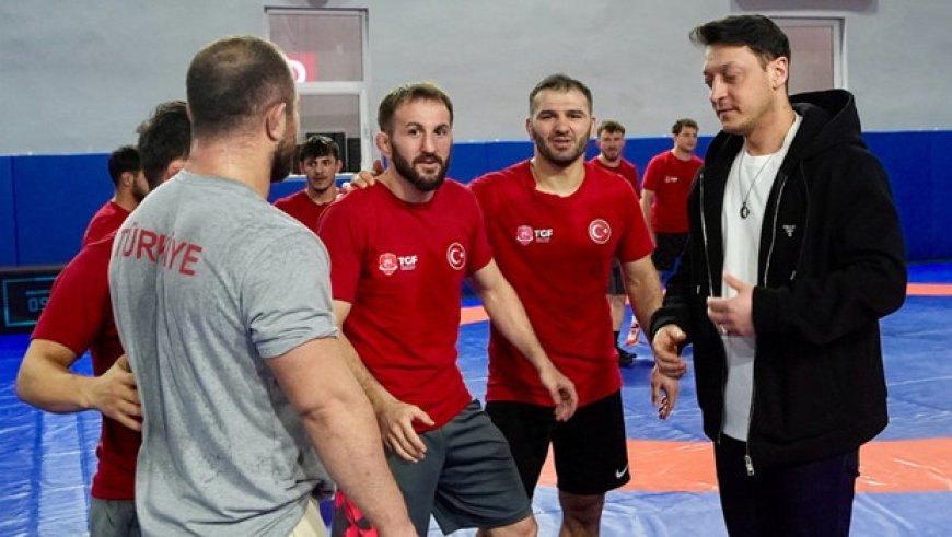 Mesut Özil, güreş milli takımı kampını ziyaret etti!