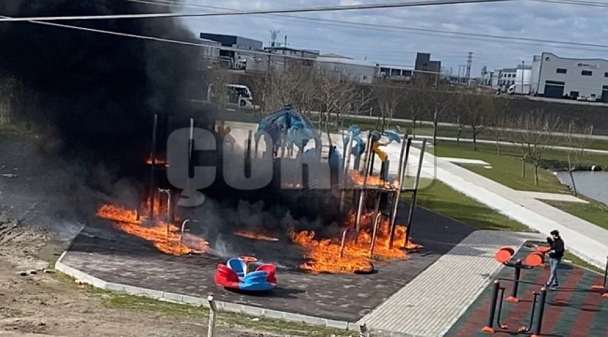 Parkta oyun grupları alev alev yandı