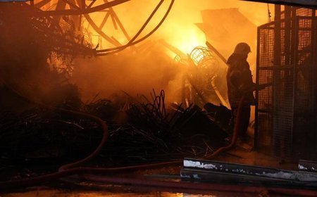 İzmir'de mobilya atölyesinde çıkan yangın, depoya ve iş yerlerine sıçradı