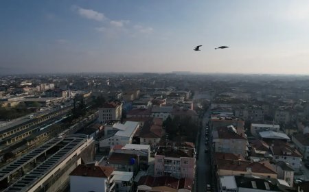 Yüksek kesimler beyaz örtülü, kent merkezi güneşli. İki mevsim yaşanıyor