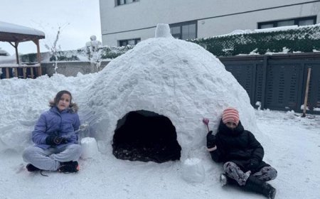 Kars’ta çocuklardan kardan ev: Bahçede Kuzey Kutbu hayali kurdular