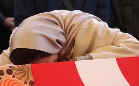 Fatma Nur öğretmen gözyaşlarıyla uğurlandı. Oğlunun vedası yürükleri burktu