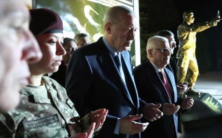 Cumhurbaşkanı Erdoğan, Ömer Halisdemir'in anıtı önünde dua etti