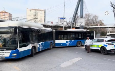 Ankara'da trafiği kilitleyen U dönüşü. Belediye otobüsü asılı kaldı
