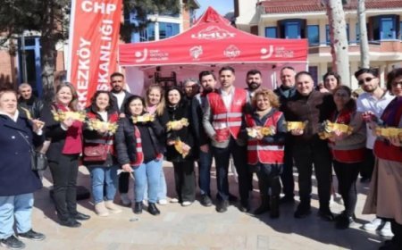 ÇERKEZKÖY’DE KADINLARA ÇİÇEK VE MARTENİÇKA DAĞITILDI