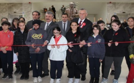 ÇERKEZKÖY’DE ÖĞRENCİLER İSTİKLAL MARŞI’NI RESİMLERLE ANLATTI