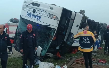 Adana'da yolcu otobüsü devrildi: Ölü ve yaralılar var