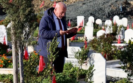 Deprem mezarlığında buruk bayram