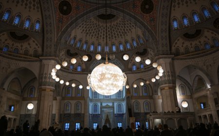 Yurtta Ramazan Bayramı heyecanı. Camilerden bayram namazı kareleri