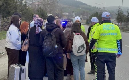 Tur minibüsü bariyerlere saplandı: 4 yaralı