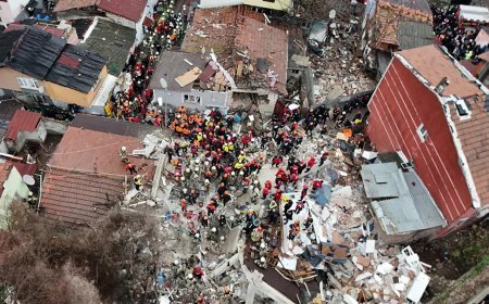 Fatih'te çöken binalar. 10 yaralıdan 2'si taburcu edildi