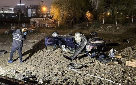 Feci kaza! Bariyer ve direğe çarpan otomobilin sürücüsü kurtarılamadı