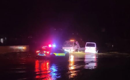 İzmir'de sel. Karayolu suyla kaplandı