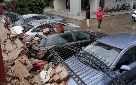 Aşırı yağış istinat duvarını yıktı: 5 araç zarar gördü