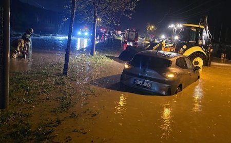 Manisa’da sağanak; araçlar yolda mahsur kaldı