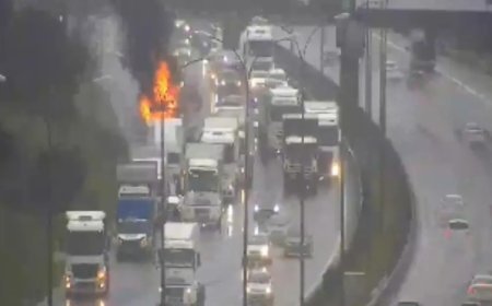 Korkutan yangın: TIR seyir halindeyken alev alev yandı