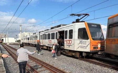 Adana'da faciadan dönüldü! Raydan çıkan metro vagonu direğe çarptı