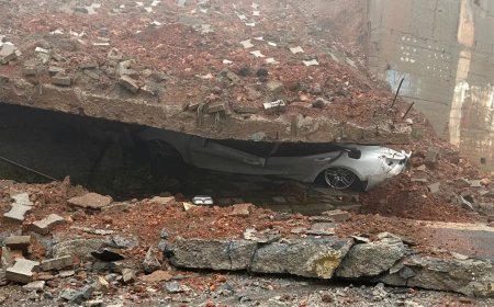 Maltepe'de okulun istinat duvarı çöktü. Park halindeki araç ezildi