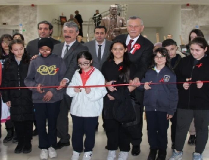 ÇERKEZKÖY’DE ÖĞRENCİLER İSTİKLAL MARŞI’NI RESİMLERLE ANLATTI