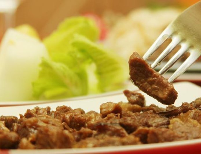 Mersin'de belediye aşevinde skandal! Dağıtılan kavurmadan 'yarış atı çipi' çıktı