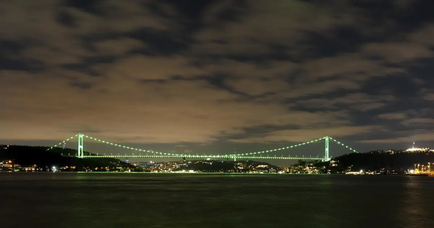 Fatih Sultan Mehmet Köprüsü yeşile büründü