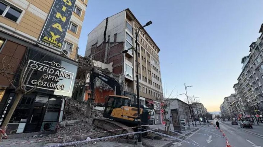 Yıkım sırasında korkulan oldu! 21 daire hemen boşaltıldı