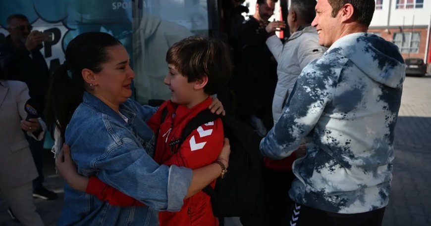 Katar'da mahsur kalan Türk sporcular döndü