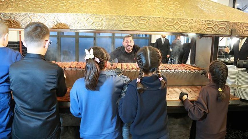 Ankaralı esnaftan Ramazan'da örnek davranış! Devlet koruması altındaki 100 çocuk aynı sofrada buluştu